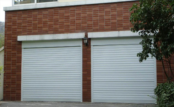 两个白色铝合金卷帘门车库 两个白色铝合金卷帘门车库