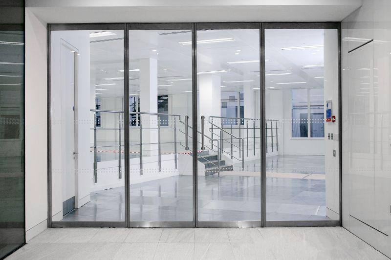 镶防火玻璃的防火门